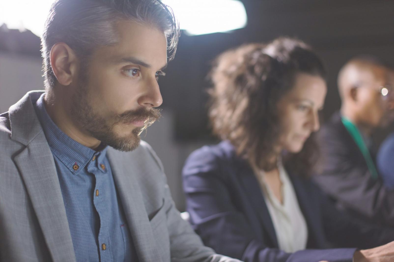 Équipe analysant des processus budgétaires sur tableau interactif
