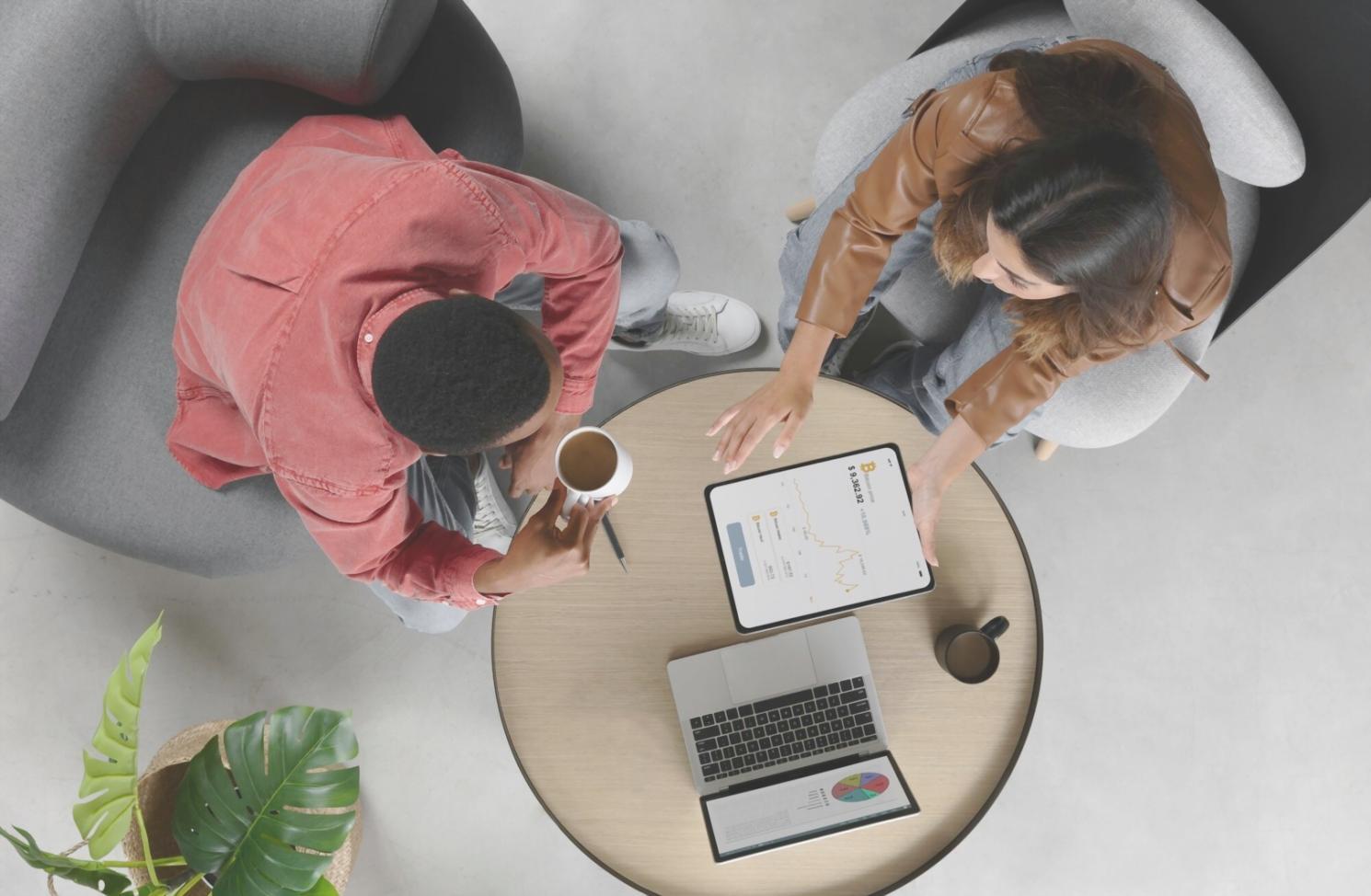 Participants travaillant sur des études de cas budgétaires